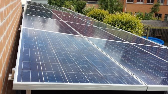 Poly panelen op garage bij Bellefleur in Wageningen