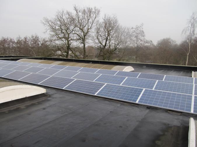 Zonnepanelen op bedrijfshal in Woudenberg